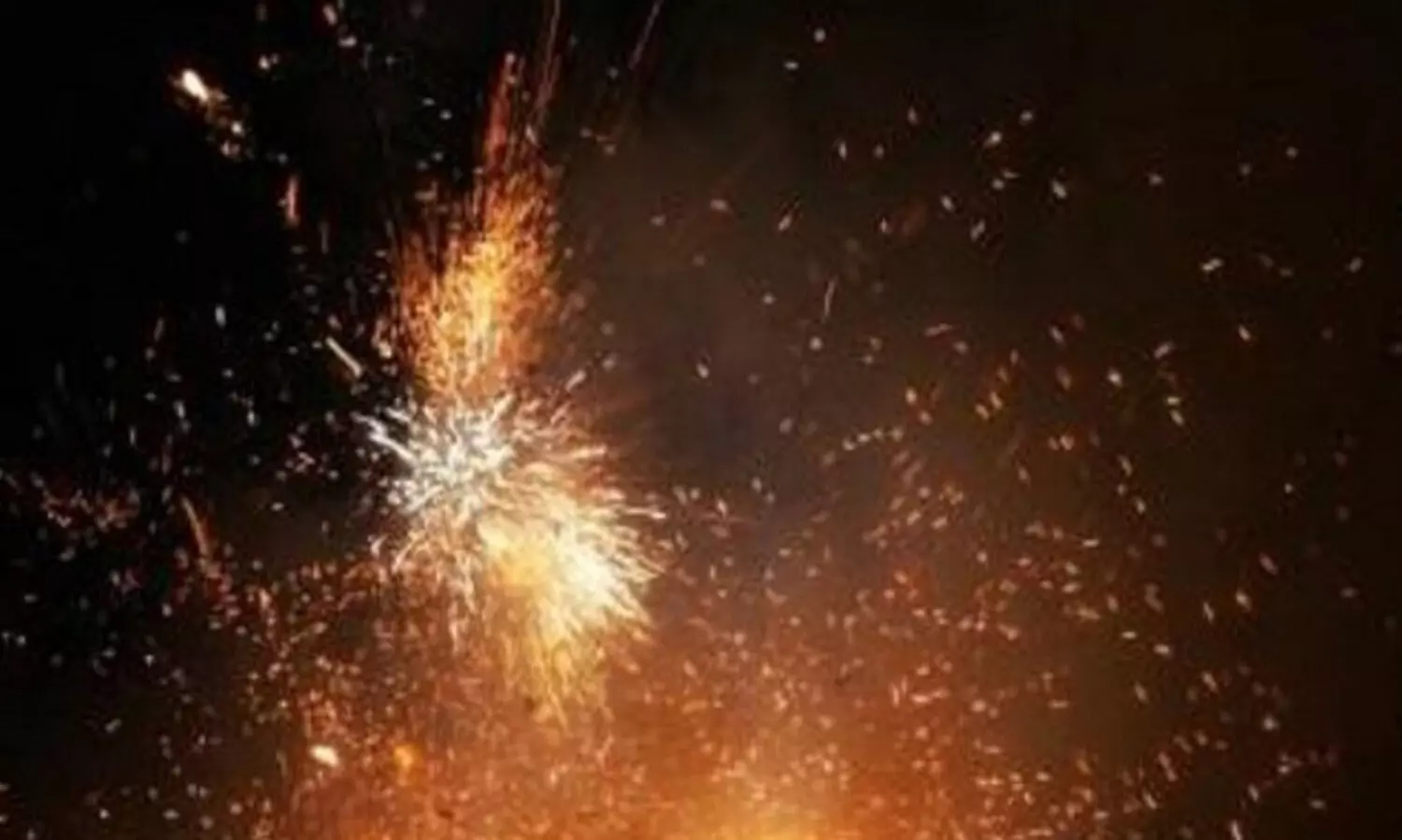 പടക്കം പൊട്ടിക്കലിൽ തർക്കം; കുടുംബത്തിലെ മൂന്നു പേർക്ക്​ വെട്ടേറ്റു