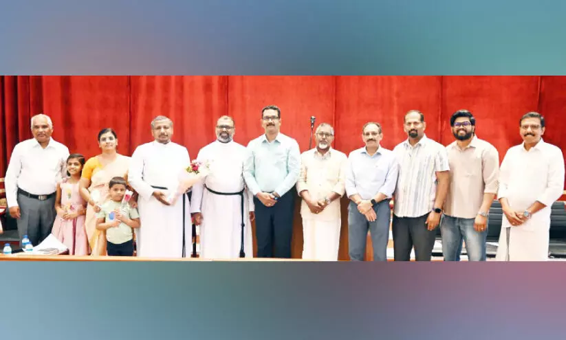 റവ. സാമുവേൽ വർഗീസ് അച്ചനും കുടുംബത്തിനും സ്വീകരണം നൽകി റവ. സാമുവേൽ വർഗീസ് അച്ചനും കുടുംബത്തിനും സ്വീകരണം നൽകി