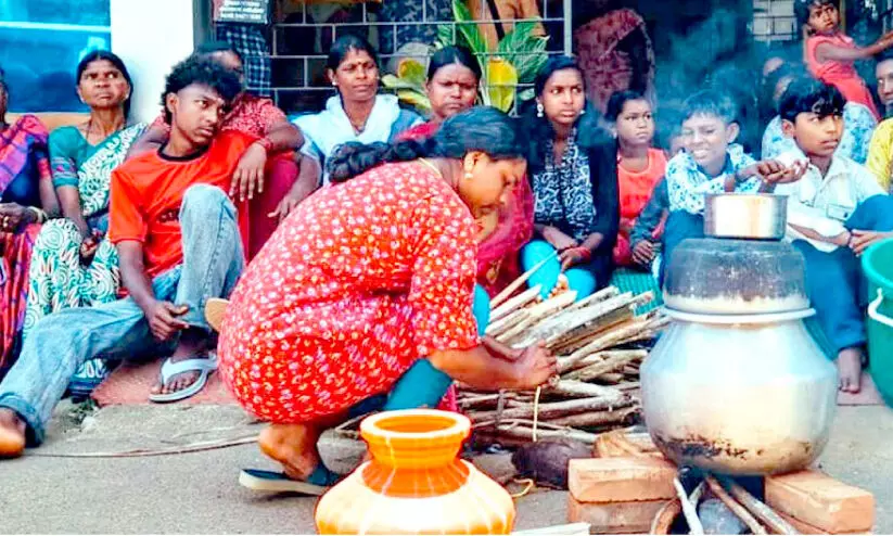 കുടിവെള്ളമില്ല; പഞ്ചായത്ത് ഓഫിസിൽ കഞ്ഞിവെച്ച് പ്രതിഷേധം കുടിവെള്ളമില്ല; പഞ്ചായത്ത് ഓഫിസിൽ കഞ്ഞിവെച്ച് പ്രതിഷേധം