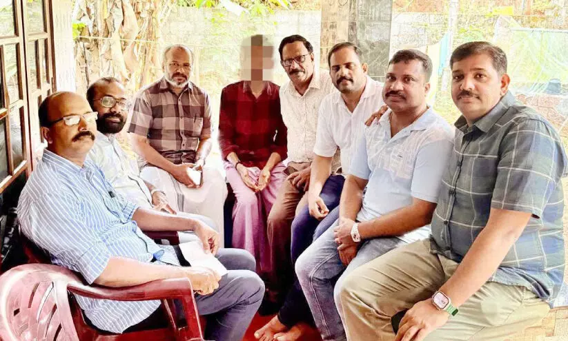 കൊ​യി​ലാ​ണ്ടി​ക്കൂ​ട്ടം സ​ഹാ​യം കൈ​മാ​റി