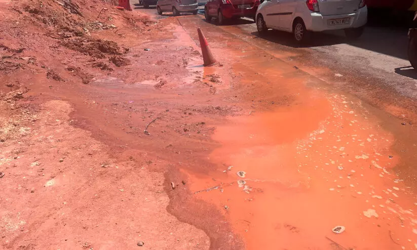 തുടരും, ഈ ഒഴുക്ക്...! ദേശീയപാത സർവിസ് റോഡ് നിർമാണത്തിനിടെ പൈപ്പ് പൊട്ടി വെള്ളം പാഴാവുന്നത് തുടരുന്നു തുടരും, ഈ ഒഴുക്ക്...! ദേശീയപാത സർവിസ് റോഡ് നിർമാണത്തിനിടെ പൈപ്പ് പൊട്ടി വെള്ളം പാഴാവുന്നത് തുടരുന്നു