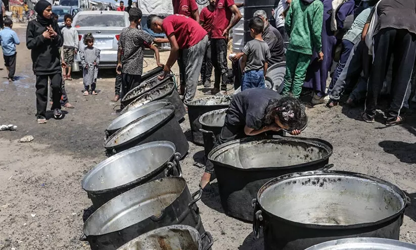 ഗ​സ്സ​യി​ൽ വെ​ള്ള​വും ഭ​ക്ഷ​ണ​വും എ​ത്തി​ക്കാ​ൻ ഷാ​ർ​ജ ചാ​രി​റ്റി