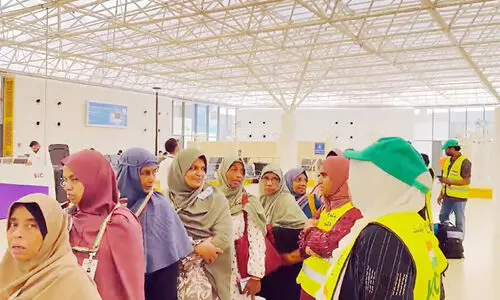 ആൺതുണയില്ലാതെ മലയാളി വനിത തീർഥാടകരുടെ ആദ്യ സംഘമെത്തി ആൺതുണയില്ലാതെ മലയാളി വനിത തീർഥാടകരുടെ ആദ്യ സംഘമെത്തി