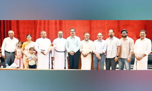 റ​വ. സാ​മു​വേ​ൽ വ​ർ​ഗീ​സ് അ​ച്ച​നും കു​ടും​ബ​ത്തി​നും സ്വീ​ക​ര​ണം ന​ൽ​കി