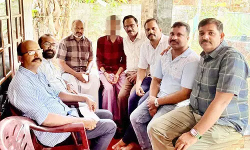 കൊ​യി​ലാ​ണ്ടി​ക്കൂ​ട്ടം സ​ഹാ​യം കൈ​മാ​റി