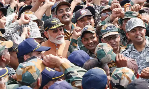 പാകിസ്താൻ തകർത്തുവെന്ന് അവകാശപ്പെട്ട ആദംപുർ വ്യോമതാവളത്തിൽ അപ്രതീക്ഷിത സന്ദർശനം നടത്തി മോദി