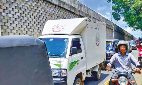 അ​ടി​പ്പാ​ത​യി​ൽ ക​ട​ന്നാ​ൽ കു​ടു​ങ്ങും