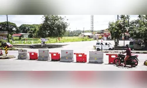 പു​തു​ക്കാ​ട് കെ.​എ​സ്.​ആ​ർ.​ടി.​സി സ്റ്റാ​ൻ​ഡി​ന് മു​ന്നി​ൽ അ​പ​ക​ടം പ​തി​വ്