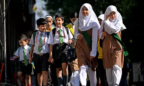 കശ്മീരിൽ വിദ്യാലയങ്ങൾ വീണ്ടും തുറന്നു