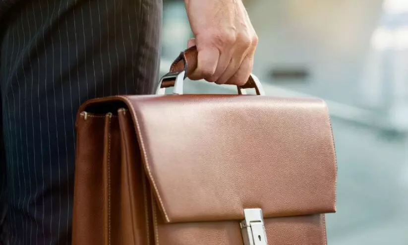 സ്വ​ദേ​ശി​ക​ൾ​ക്ക് തൊ​ഴി​ൽ അ​വ​സ​ര​ങ്ങ​ൾ ഉ​റ​പ്പാ​ക്ക​ണം  ഭ​ര​ണ​ഘ​ട​ന ഭേ​ദ​ഗ​തി ആ​വ​ശ്യ​പ്പെ​ട്ട് എം.​പി​മാ​ർ