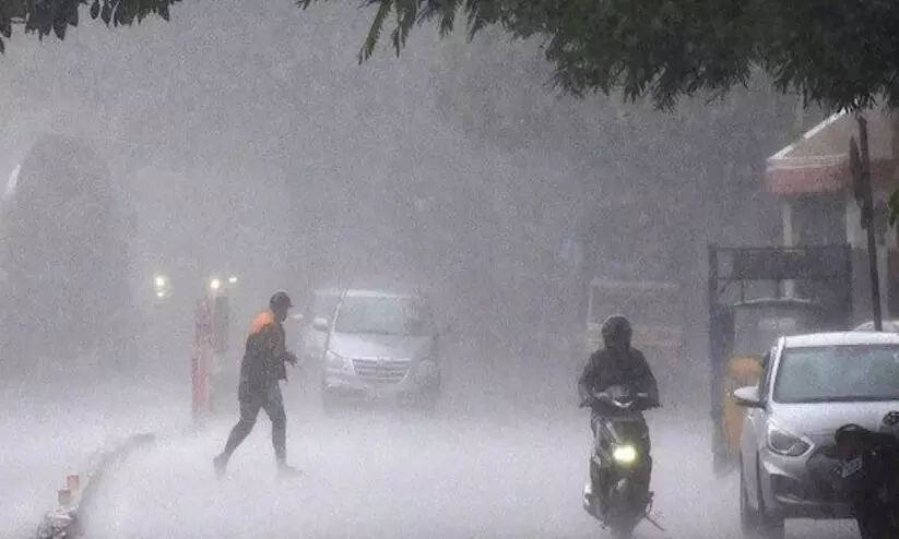 ഒറ്റപ്പെട്ട ശക്തമായ മഴ; ഇന്ന് നാല് ജില്ലകളിൽ യെല്ലോ അലർട്ട് ഒറ്റപ്പെട്ട ശക്തമായ മഴ; ഇന്ന് നാല് ജില്ലകളിൽ യെല്ലോ അലർട്ട്