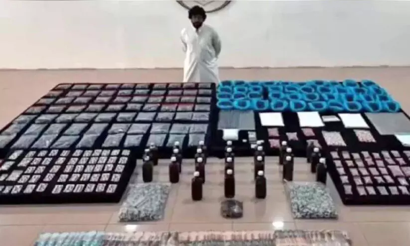 ലി​റി​ക്ക കാ​പ്സ്യൂ​ളു​ക​ളു​മാ​യി പ്ര​വാ​സി അ​റ​സ്റ്റി​ൽ