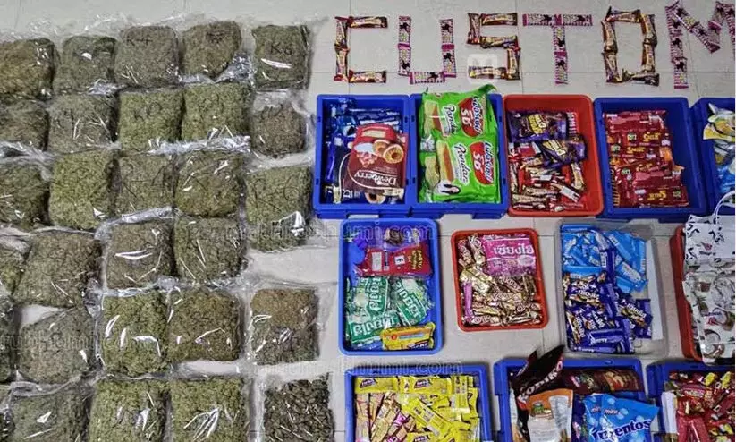 എം.ഡി.എം.എ ചേർത്ത ക്രീം ബിസ്കറ്റും ചോ​ക്ലേറ്റും, 34 കിലോ ഹൈബ്രിഡ് കഞ്ചാവ്; കരിപ്പൂരിൽ വൻ ലഹരിവേട്ട, മൂന്ന് സ്ത്രീകൾ പിടിയിൽ