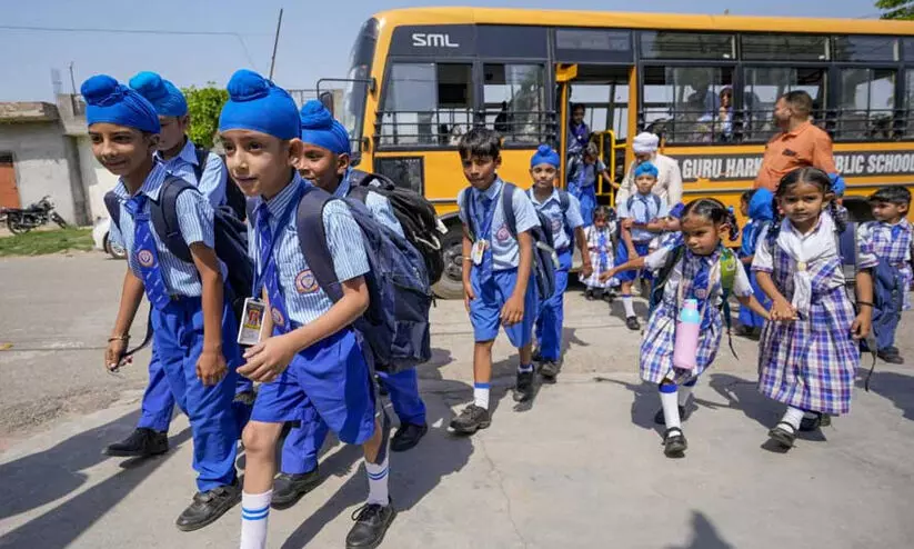 അതിർത്തി ജില്ലകൾ സാധാരണ നിലയിലേക്ക്; പഞ്ചാബിലും കശ്മീരിലും സ്കൂളുകൾ തുറന്നു