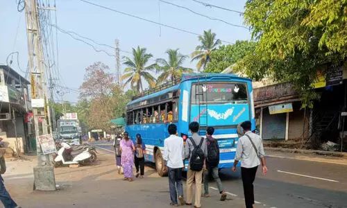 ബ​സ് കാ​ത്തി​രി​പ്പു കേ​ന്ദ്രം പു​ന​ർ​നി​ർ​മി​ച്ചി​ല്ല; പ​ന്തി​രി​ക്ക​ര​യി​ൽ യാ​ത്ര​ക്കാ​ർ​ക്ക് ദു​രി​തം