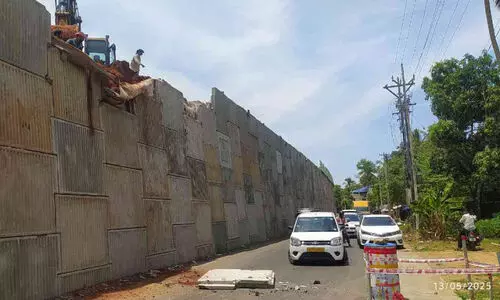 ദേശീയപാതയിൽ പാലം നിർമാണത്തിനിടെ സ്ലാബ് റോഡിൽ പതിച്ചു; ദു​ര​ന്തം ഒ​ഴി​വാ​യ​ത് ത​ല​നാ​രി​ഴ​ക്ക്