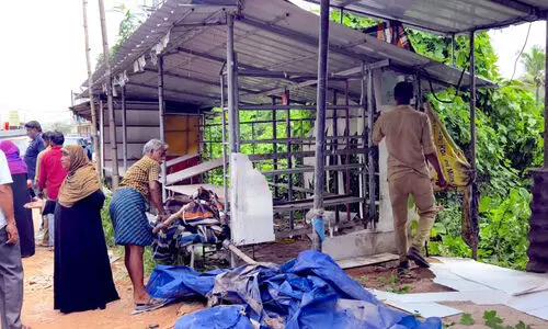 ‘മിനി പമ്പ’യിലെ അനധികൃത കടകൾ പൊളിച്ചുമാറ്റി