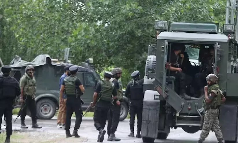 ജമ്മുകശ്മീരിൽ ഭീകരരും സൈന്യവും തമ്മിൽ ഏറ്റുമുട്ടൽ; ഭീകരരെ വളഞ്ഞ് സേന ജമ്മുകശ്മീരിൽ ഭീകരരും സൈന്യവും തമ്മിൽ ഏറ്റുമുട്ടൽ; ഭീകരരെ വളഞ്ഞ് സേന