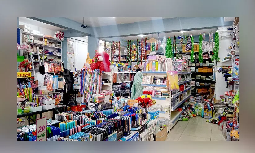 സ്കൂ​ൾ തു​റ​ക്കാ​ൻ ദി​വ​സ​ങ്ങ​ൾ മാ​ത്രം; സ​ജീ​വ​മാ​യി വി​പ​ണി