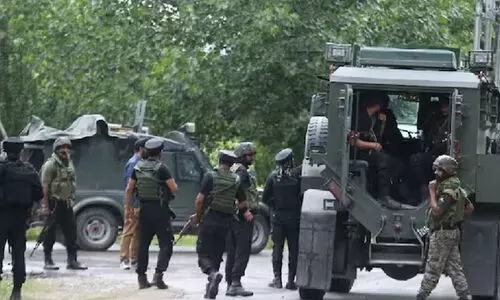 ജമ്മുകശ്മീരിൽ ഭീകരരും സൈന്യവും തമ്മിൽ ഏറ്റുമുട്ടൽ; ഭീകരരെ വളഞ്ഞ് സേന
