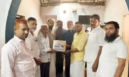 എ​റ​ണാ​കു​ളം ജി​ല്ല കെ.​എം.​സി.​സി ഭ​വ​ന​ നി​ർ​മാ​ണ സ​ഹാ​യം കൈ​മാ​റി