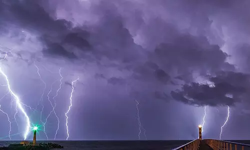 മി​ന്ന​ലേ​റ്റ് മൂ​ന്നു​മ​ര​ണം