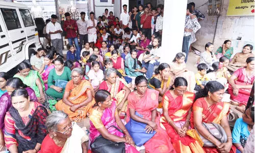 കോ​ഴി​മാ​ലി​ന്യ​ സം​സ്​​ക​ര​ണ കേ​ന്ദ്ര​ത്തി​നെ​തി​രെ സ​മ​രം; മ​ലി​നീ​ക​ര​ണ നി​യ​ന്ത്ര​ണ ബോ​ർ​ഡ്​ ജീ​വ​ന​ക്കാ​രെ   ആ​ദി​വാ​സി​ക​ൾ ത​ട​ഞ്ഞു​വെ​ച്ചു