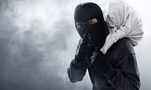 പാലക്കാട്ട് പൂട്ടിയിട്ട വീട്ടിൽ വൻ കവർച്ച പാലക്കാട്ട് പൂട്ടിയിട്ട വീട്ടിൽ വൻ കവർച്ച