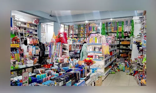 സ്കൂ​ൾ തു​റ​ക്കാ​ൻ ദി​വ​സ​ങ്ങ​ൾ മാ​ത്രം; സ​ജീ​വ​മാ​യി വി​പ​ണി