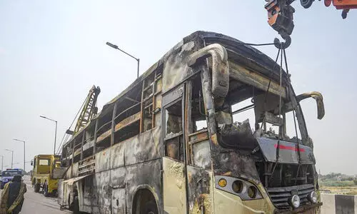 ഓടിക്കൊണ്ടിരുന്ന ബസിന് തീപിടിച്ചു; ഉത്ത‍ർപ്രദേശിൽ കുട്ടികളടക്കം അഞ്ച് പേർ വെന്തുമരിച്ചു