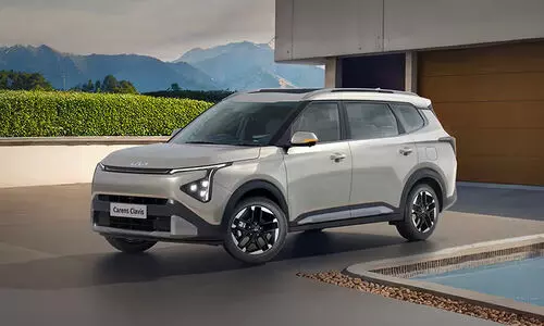 മാരുതി എർട്ടിഗക്കും ടൊയോട്ട റൂമിയോണിനും വെല്ലുവിളിയായി കിയ കാരൻസ് ക്ലാവിസ്; ഇനിമുതൽ യാത്രകൾ രാജകീയമാക്കാം, പോക്കറ്റ് കാലിയാവാതെ