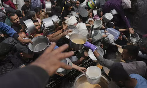 ഉ​പ​രോ​ധ​ത്താ​ൽ പ​ട്ടി​ണി​യി​ലാ​യ ഗ​സ്സയിൽ ഇ​സ്രാ​യേ​ലി​ന്റെ തു​ട​ർ​ച്ച​യാ​യ വ്യോ​മാ​ക്ര​മ​ണം; 103ലേ​റെ മരണം