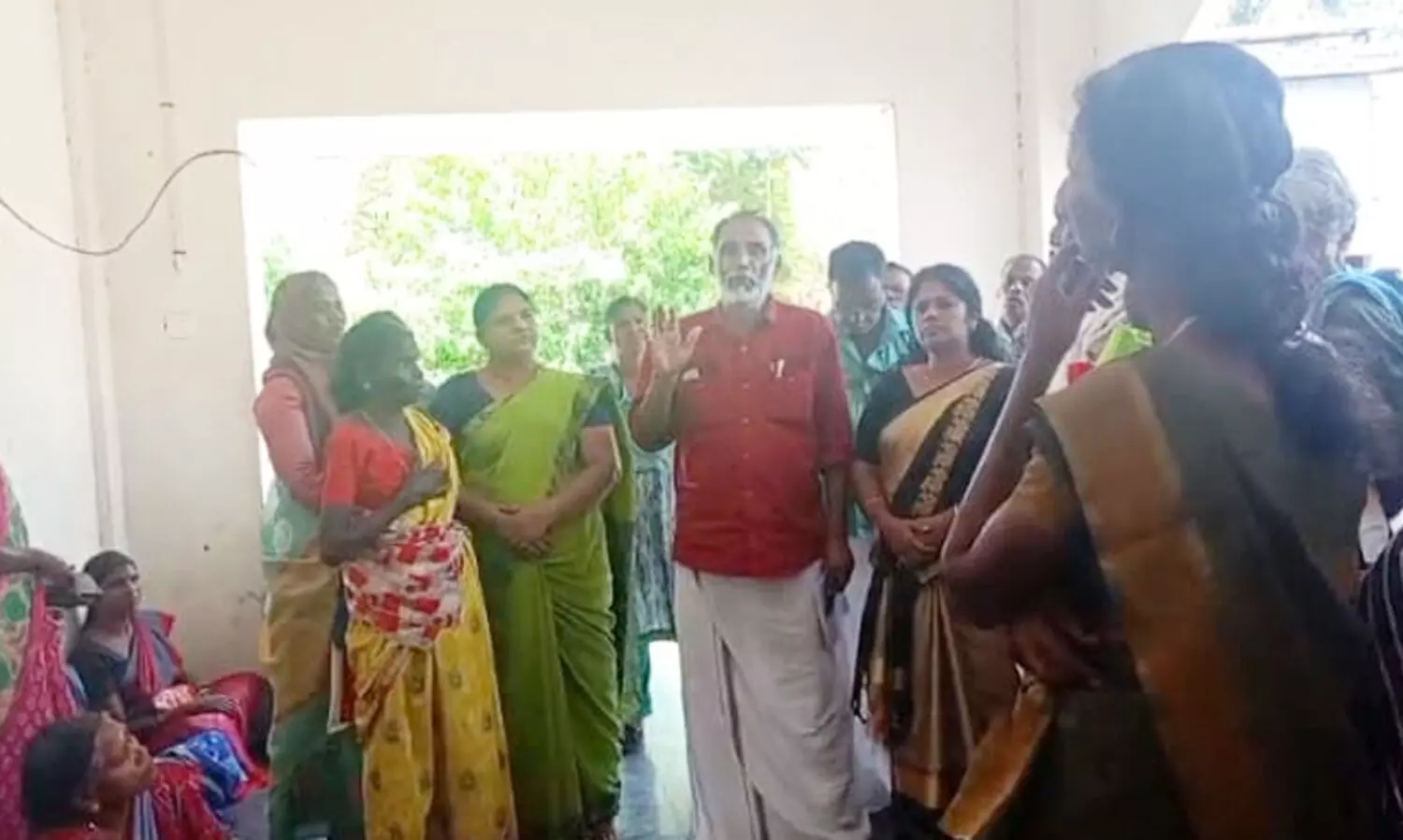 അട്ടപ്പാടിയിലെ ഭൂമി കൈയേറ്റം: ആദിവാസികൾ കൂട്ടമായി  തഹസിൽദാരെ കണ്ട് പരാതി നൽകി