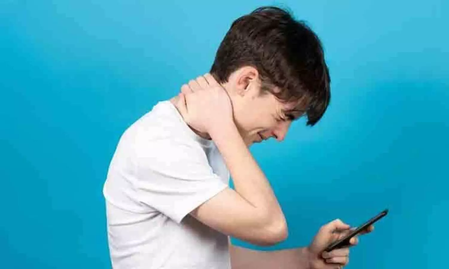 ടെക്സ്റ്റ് നെക്ക്; മൊബൈൽ ഫോൺ  നട്ടെല്ലിന് പണി തരുമോ?