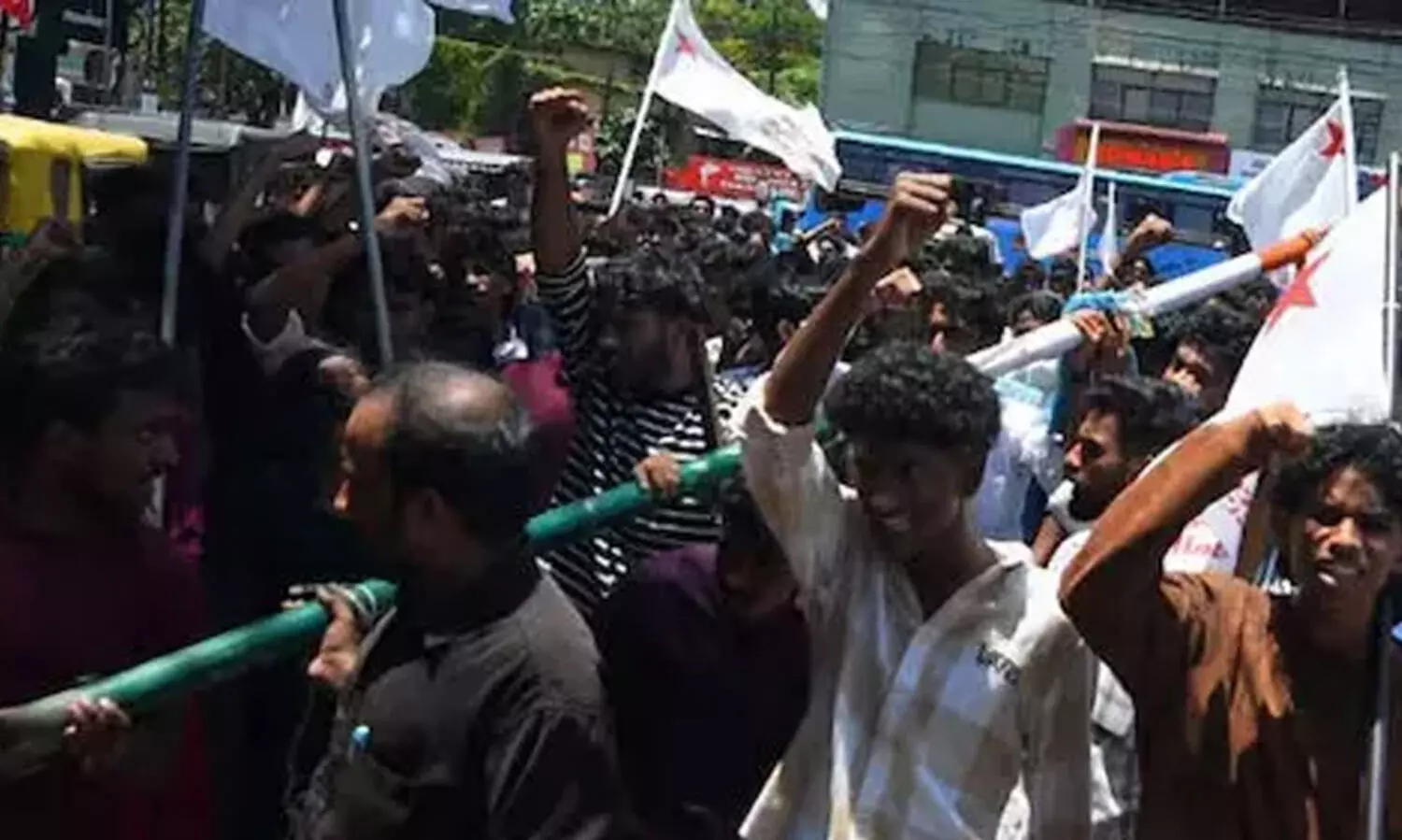 കോൺഗ്രസിന്റേത് എന്ന് കരുതി എസ്.എഫ്‌.ഐക്കാർ പിഴുതെടുത്ത കൊടിമരം മാറിപ്പോയി; കണ്ണൂരിലെ പ്രതിഷേധ മാർച്ചിനിടെയാണ് അമളി