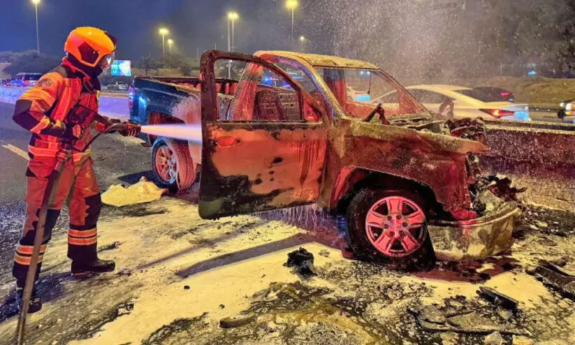 ഫ​ഹാ​ഹീ​ൽ എ​ക്സ്പ്ര​സ് വേ​യി​ൽ വാ​ഹ​ന​ത്തി​ന് തീ​പി​ടി​ച്ചു