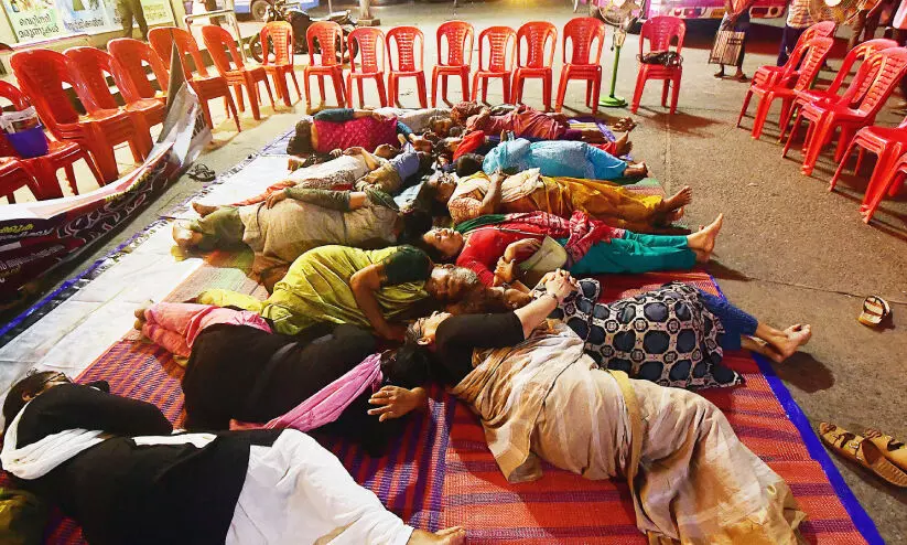 രാത്രി പകലാക്കി ആശമാരുടെ രാപ്പകൽ സമരം രാത്രി പകലാക്കി ആശമാരുടെ രാപ്പകൽ സമരം