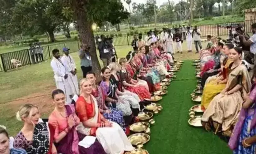 സ്ത്രീകളെ കൊണ്ട് മിസ് വേൾഡ് മത്സരാർഥികളുടെ കാൽ കഴുകിച്ച സംഭവം വിവാദത്തിൽ; വിമർശനവുമായി പ്രതിപക്ഷം സ്ത്രീകളെ കൊണ്ട് മിസ് വേൾഡ് മത്സരാർഥികളുടെ കാൽ കഴുകിച്ച സംഭവം വിവാദത്തിൽ; വിമർശനവുമായി പ്രതിപക്ഷം