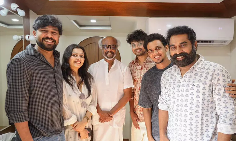 സ്റ്റൈൽ മന്നനൊപ്പം പടക്കളം ടീം; ആശംസകൾ അറിയിച്ച് താരം സ്റ്റൈൽ മന്നനൊപ്പം പടക്കളം ടീം; ആശംസകൾ അറിയിച്ച് താരം