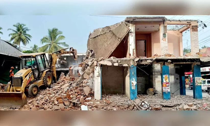 പന്നിത്തടം ജങ്ഷൻ വികസനം: കെട്ടിടങ്ങൾ പൊളിച്ചുതുടങ്ങി പന്നിത്തടം ജങ്ഷൻ വികസനം: കെട്ടിടങ്ങൾ പൊളിച്ചുതുടങ്ങി