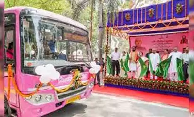 166 ഡീലക്സ് ബസുകൾ ഫ്ലാഗ് ഓഫ് ചെയ്ത് നിതീഷ് കുമാർ; 20 എണ്ണം സ്ത്രീകൾക്ക് വേണ്ടി റിസർവ് ചെയ്തവ