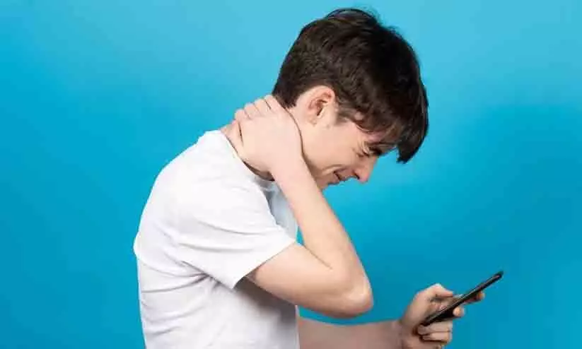 ടെക്സ്റ്റ് നെക്ക്; മൊബൈൽ ഫോൺ  നട്ടെല്ലിന് പണി തരുമോ?