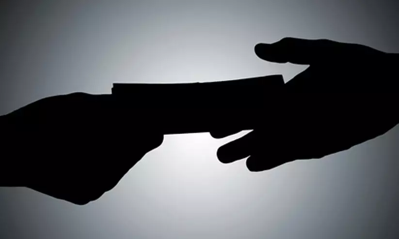 പി.എഫ് അക്കൗണ്ടിലെ തുക മാറിക്കൊടുക്കുന്നതിന് അധ്യാപികയിൽനിന്ന് ഒരു ലക്ഷം രൂപ കൈക്കൂലി; ഹെഡ് മാസ്റ്റർ പിടിയിൽ