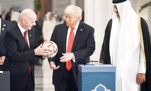 ലോ​ക​ക​പ്പ് പ​ന്ത് സ​മ്മാ​നി​ച്ച് അ​മീ​ർ