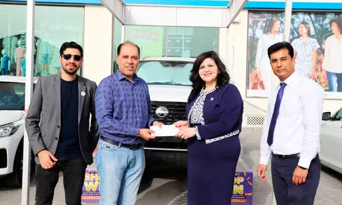 മെ​ഗാ​മാ​ർ​ട്ട് ല​ക്കി ഡ്രോ​യി​ൽ കാ​ർ സ്വ​ന്ത​മാ​ക്കി യു​വ​തി