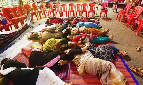 രാത്രി പകലാക്കി ആശമാരുടെ രാപ്പകൽ സമരം