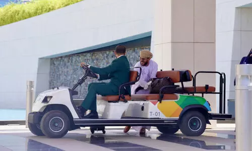 മ​സ്ക​ത്ത് വി​മാ​ന​ത്താ​വ​ള​ത്തി​ൽ ഇ​ല​ക്ട്രി​ക് പാ​സ​ഞ്ച​ർ ട്രാ​ൻ​സ്‌​പോ​ർ​ട്ട്