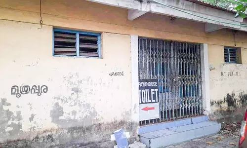 ജെട്ടിയിലെ ശൗചാലയം അടച്ചു; യാത്രികർ ദുരിതത്തിൽ