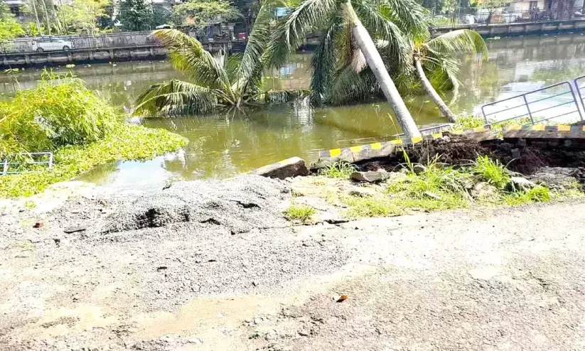 ചമ്പക്കര കനാൽ റോഡിന്‍റെ ഒരുഭാഗം കനാലിലേക്ക് ഇടിഞ്ഞു വീണു
