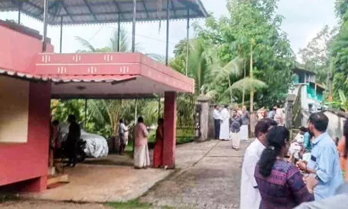 ര​ണ്ട് ദി​വ​സ​മാ​യി മകൻ വി​ളി​ച്ചി​ട്ടും ഫോ​ൺ എ​ടു​​ത്തില്ല, പൊ​ലീ​സ് കതകു പൊളിച്ചപ്പോൾ കണ്ടത്  ദാ​രു​ണ​മാ​യ കാ​ഴ്ച